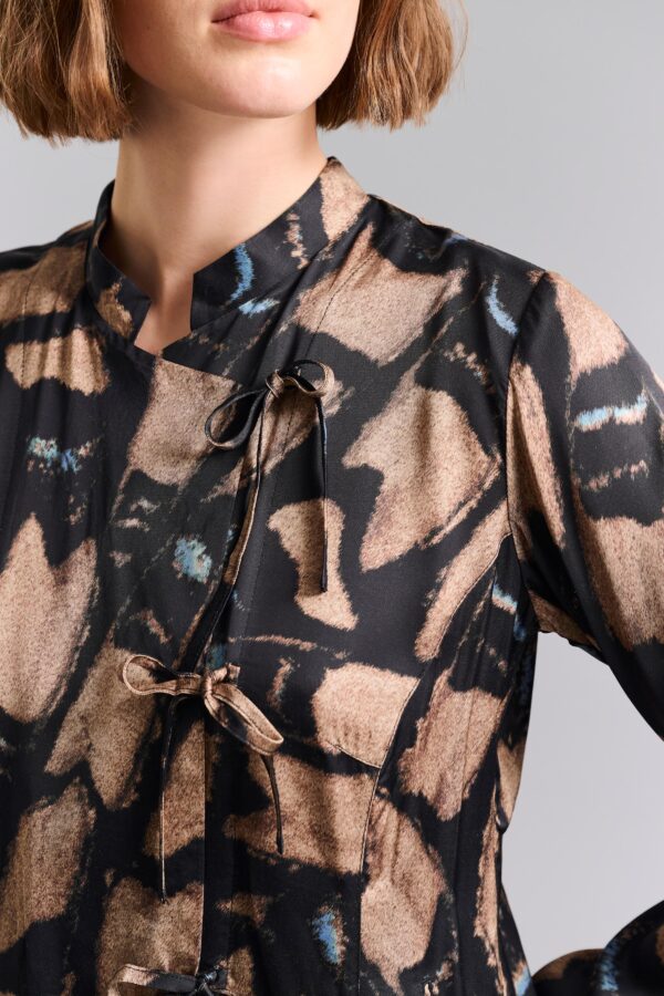 14931 FSC Dress with collar Kuhaki Butterfly Mosaic - Afbeelding 3