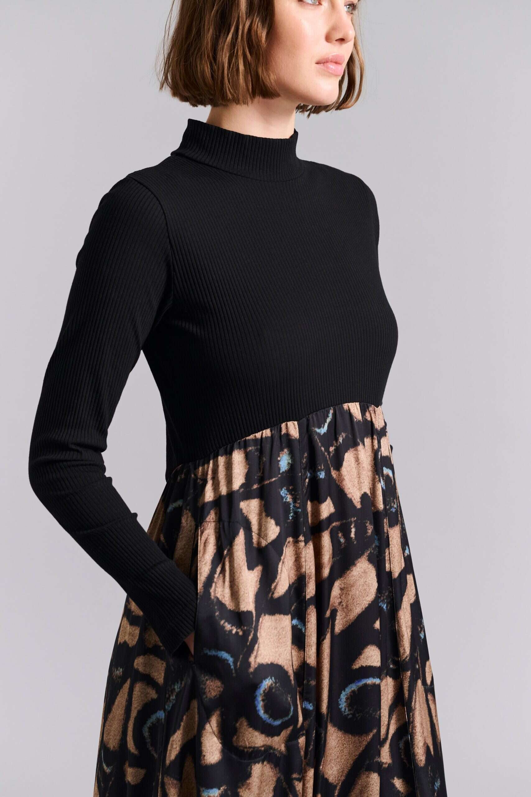 14933 FSC Dress with high neck Kuhaki Butterfly Mosaic - Afbeelding 2